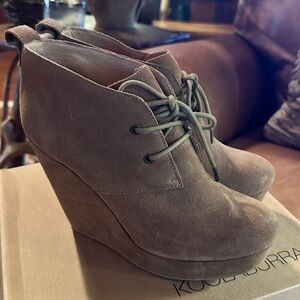 Koolaburra Katelyn Desert Women's Brown Suede Wedge Booties. Size 9